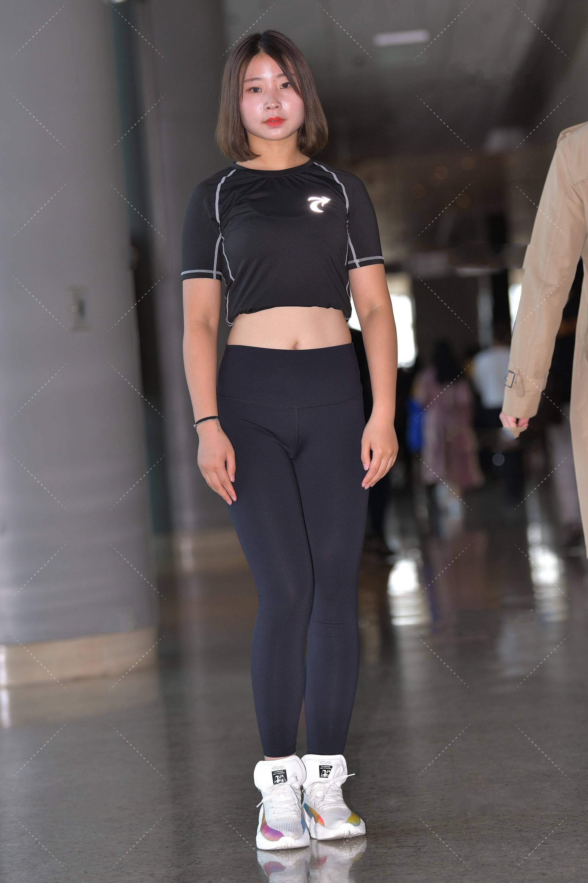 运动短袖搭配黑色健美裤,青春有活力,减龄又时尚