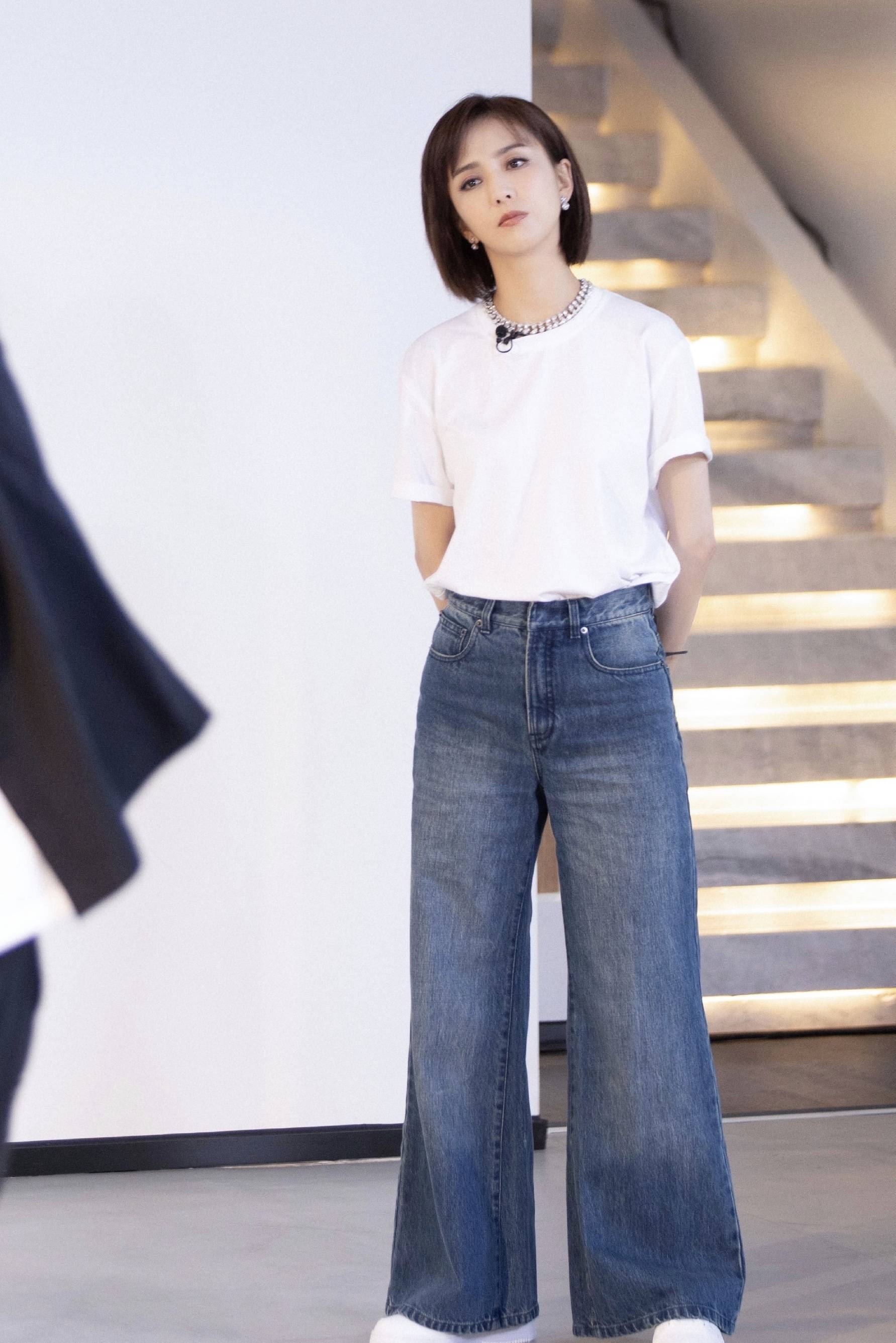 佟丽娅综艺花絮照释出,宽松t恤搭配短裤,"小鸟腿"让人羡慕