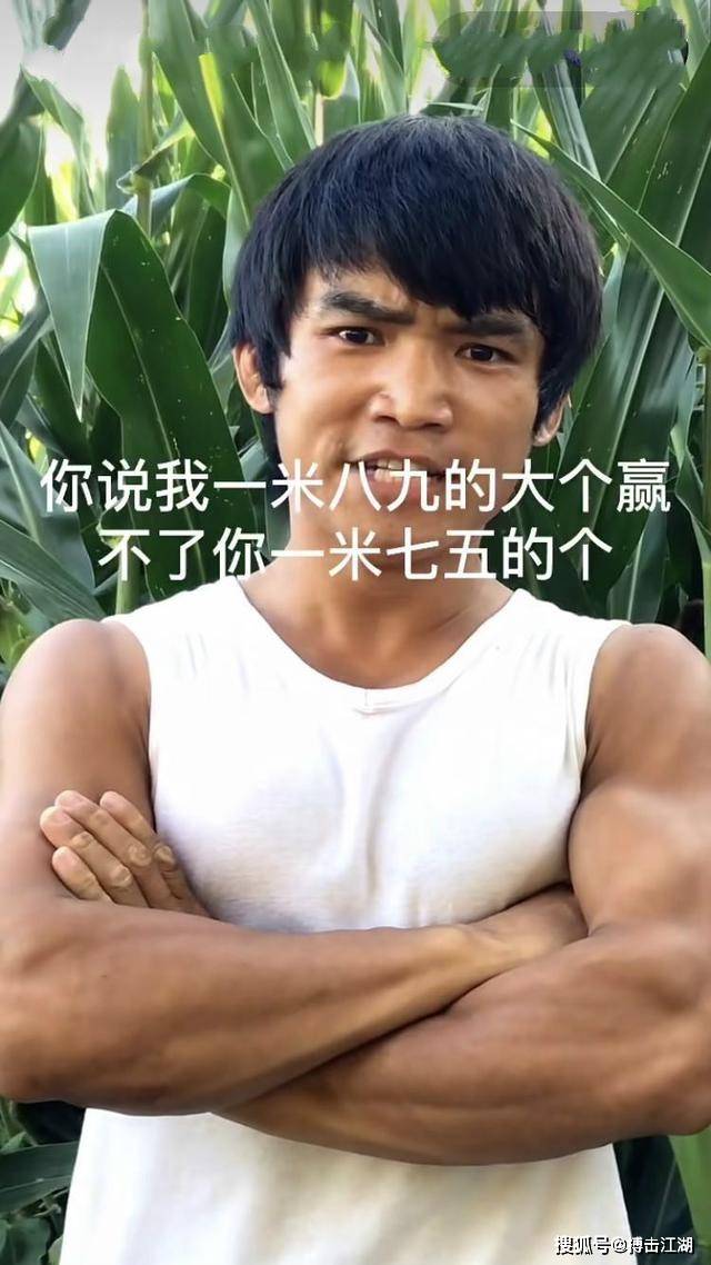 【文/搏击江湖】贵州皮香远偶像李小龙,身高1米6左右的小个子,频繁