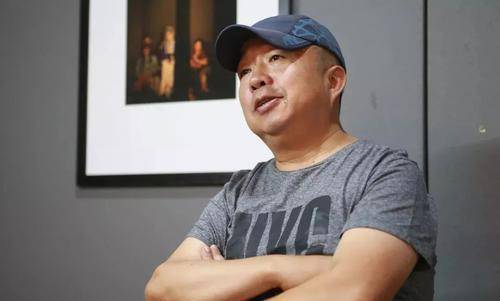 杨雪老公赵海好呆萌,穿t恤戴棒球帽身型微胖,女儿越长越像妈妈