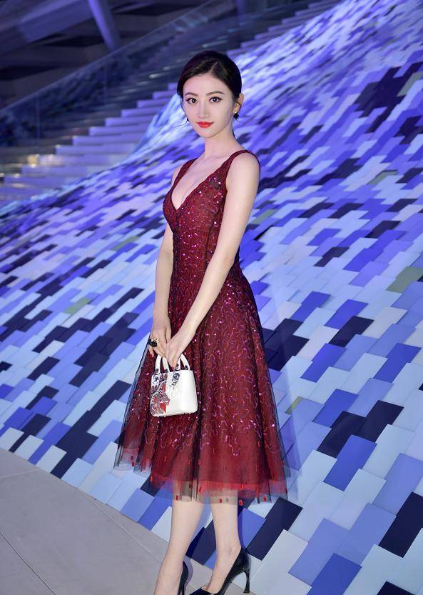 原创景甜奶白肌真是一绝穿v领红裙光滑又娇嫩曲线妖娆很迷人