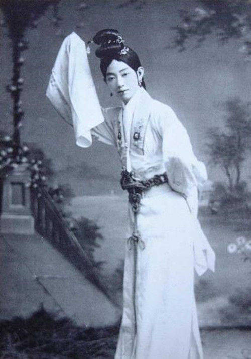 戏曲流派,现代意义的反串表演,确实深受各大戏曲流派中男旦角色的影响