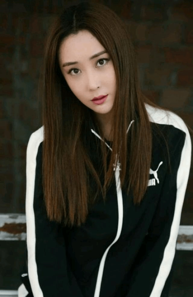 进入演艺圈,2009年,因出演郭靖宇执导的《铁梨花》中赵嫣然一角而走红