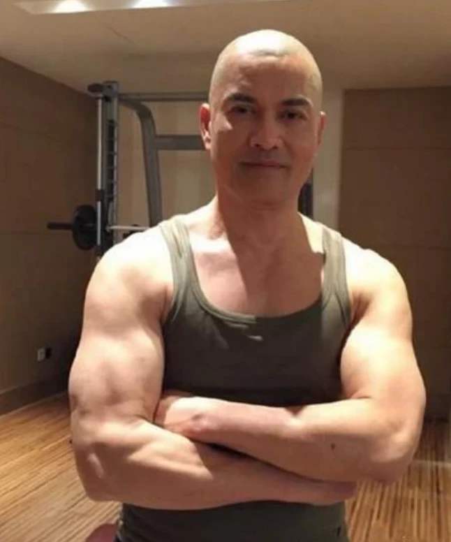 64岁吕良伟,帅过儿子,身材依然有魅力