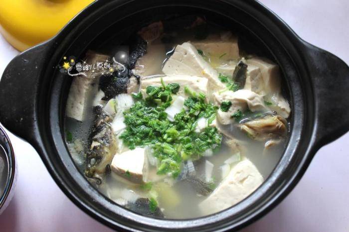 峰儿话语: 1,嘎鱼外皮和泥鳅有点像,洗净后最好用开水倒入盆里烫掉那