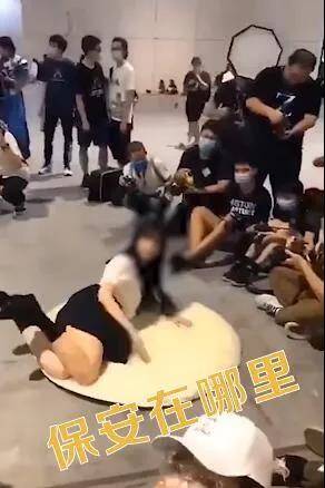 原创上海漫展jk少女不雅姿势,网友怒了:尺度这么大,警察在哪里?
