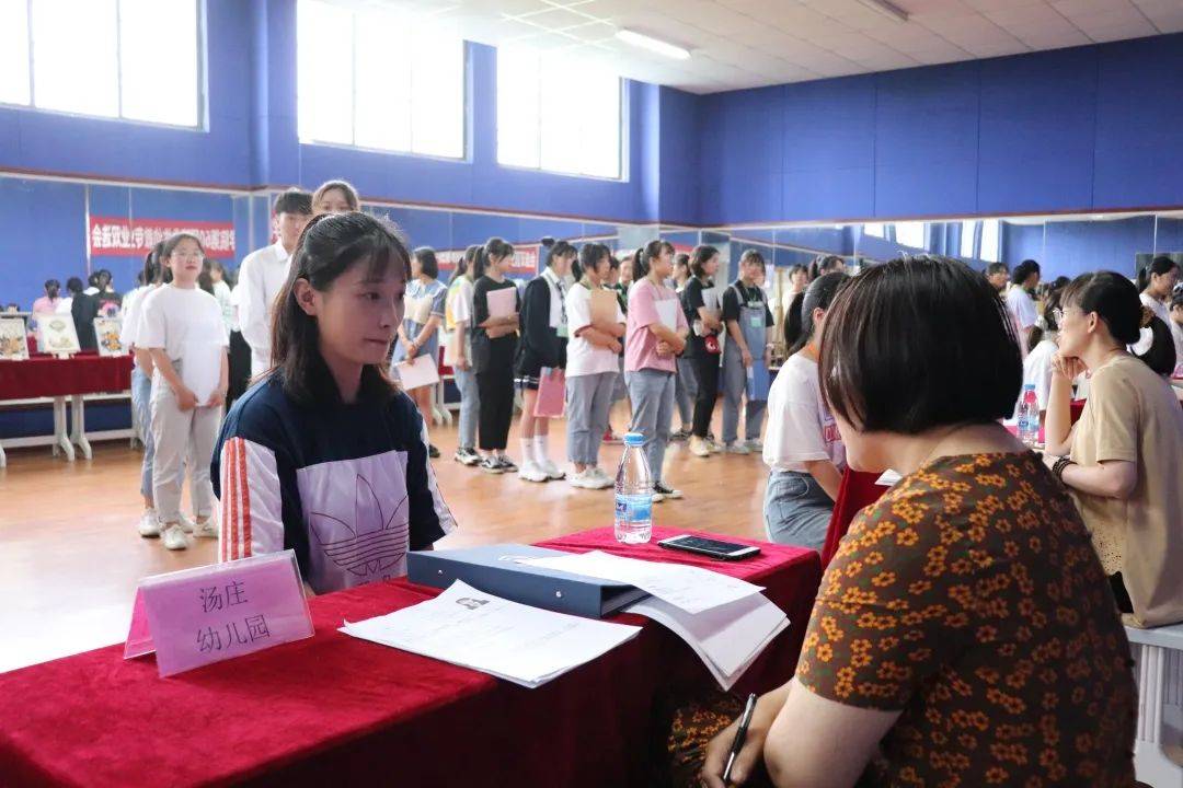 16幼教專業畢業生 餘潔同學正在參加面試