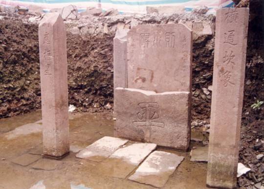 其中左水则碑用于记录历年的最高水位,右水则碑则用于记录一年中