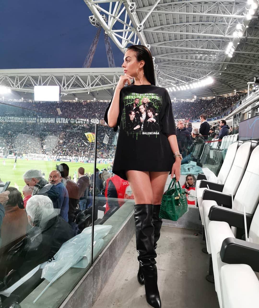 原创c罗女友乔治娜又高调亮相足球场,黑t搭配长靴好性感赢全场瞩目