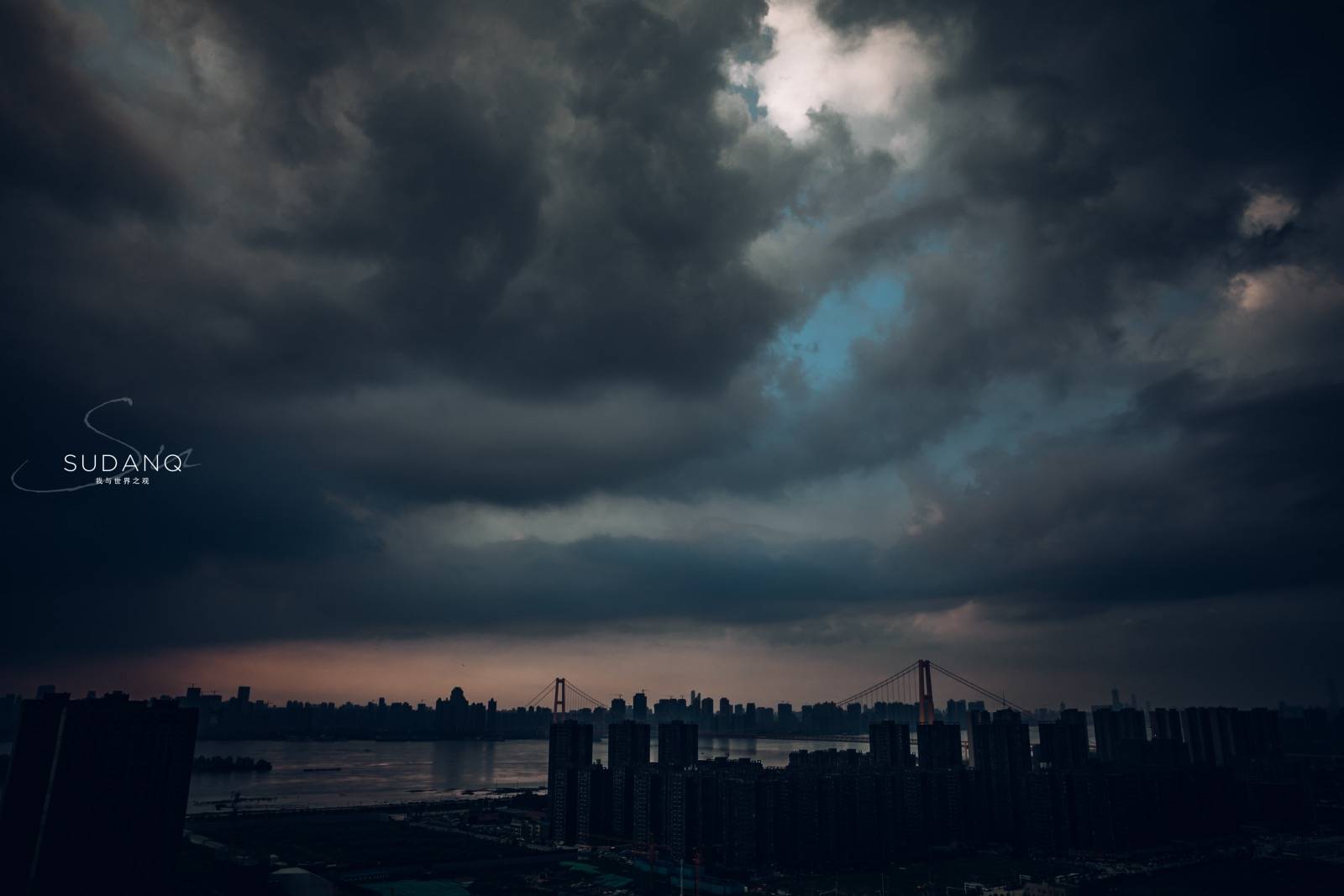 黑云压城城欲摧今日武汉天空很震撼还出现了一只蓝色之眼