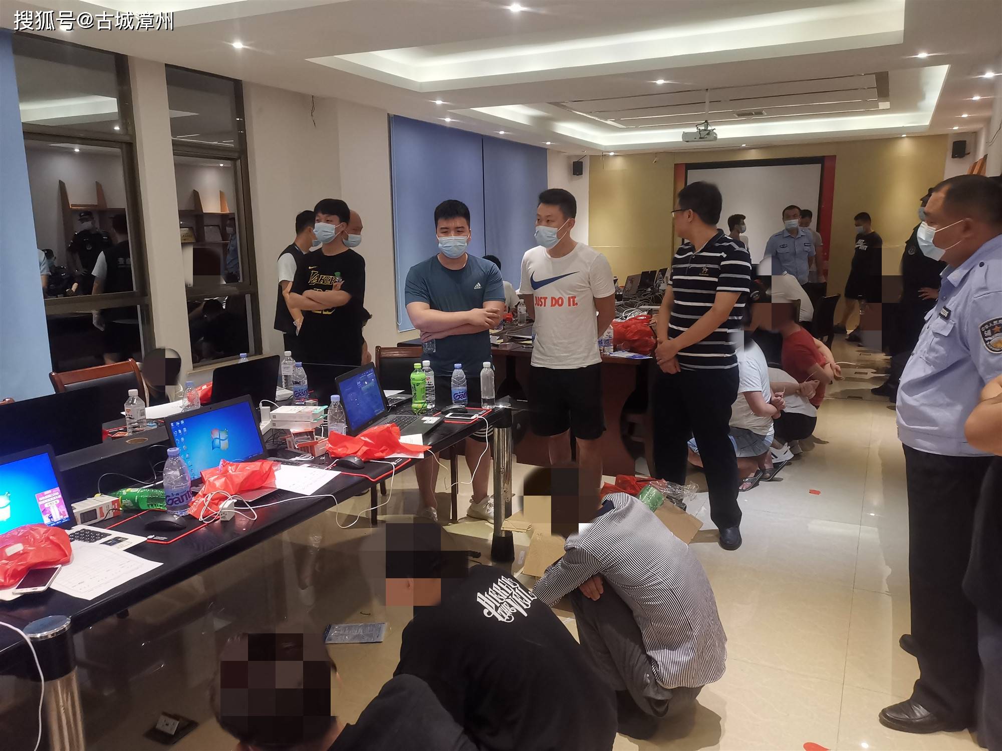 南靖警方成功捣毁一处诈骗窝点,现场抓获25名犯罪嫌疑人