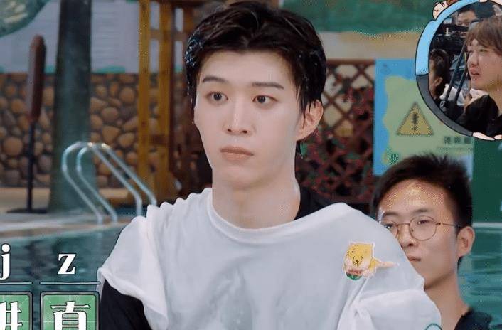 原创范丞丞落水后妆容褪去,镜头扫过他的脸,颜值如何显而易见