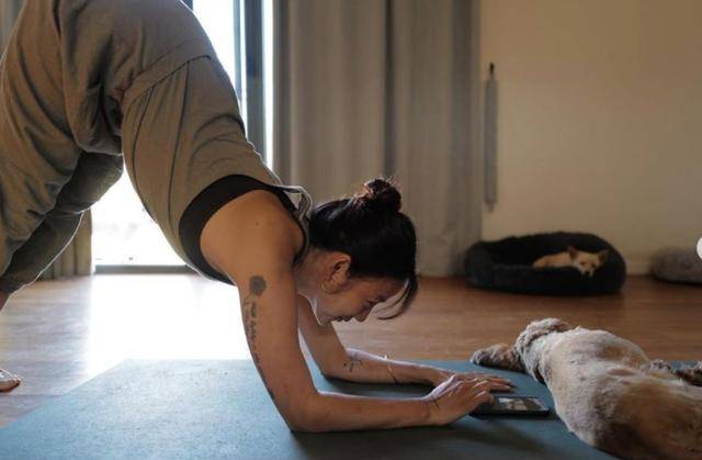 向41岁美魔女学减肥法,李孝利惹火身材源自瑜伽及"生食"法