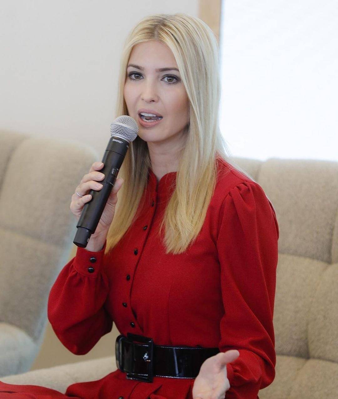 原创伊万卡穿红色泡泡袖裙好复古,金色长发抢镜,美的像芭比娃娃