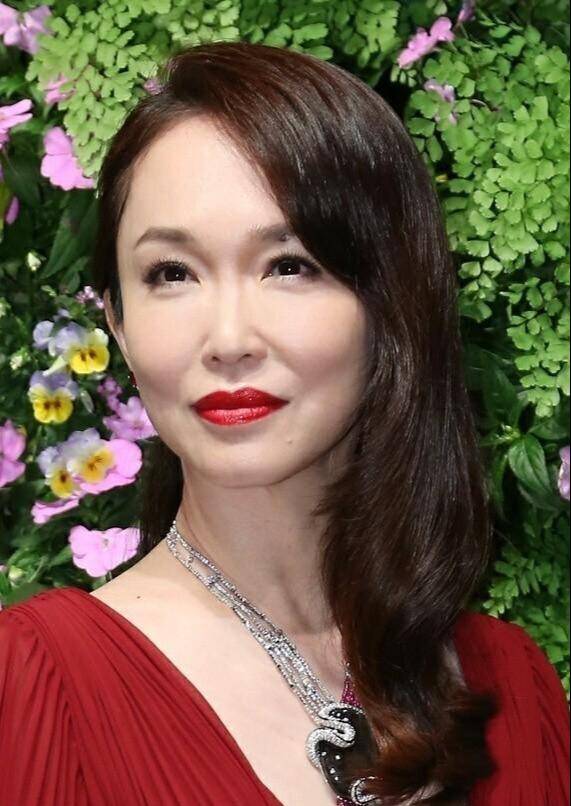 换发型认不出!小龙女范文芳剪空气刘海老10岁,苹果肌突兀太僵硬