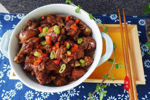 原创色泽红润的鸭子块,不油不腻,口感醇香,是夏天喝啤酒的最好搭档