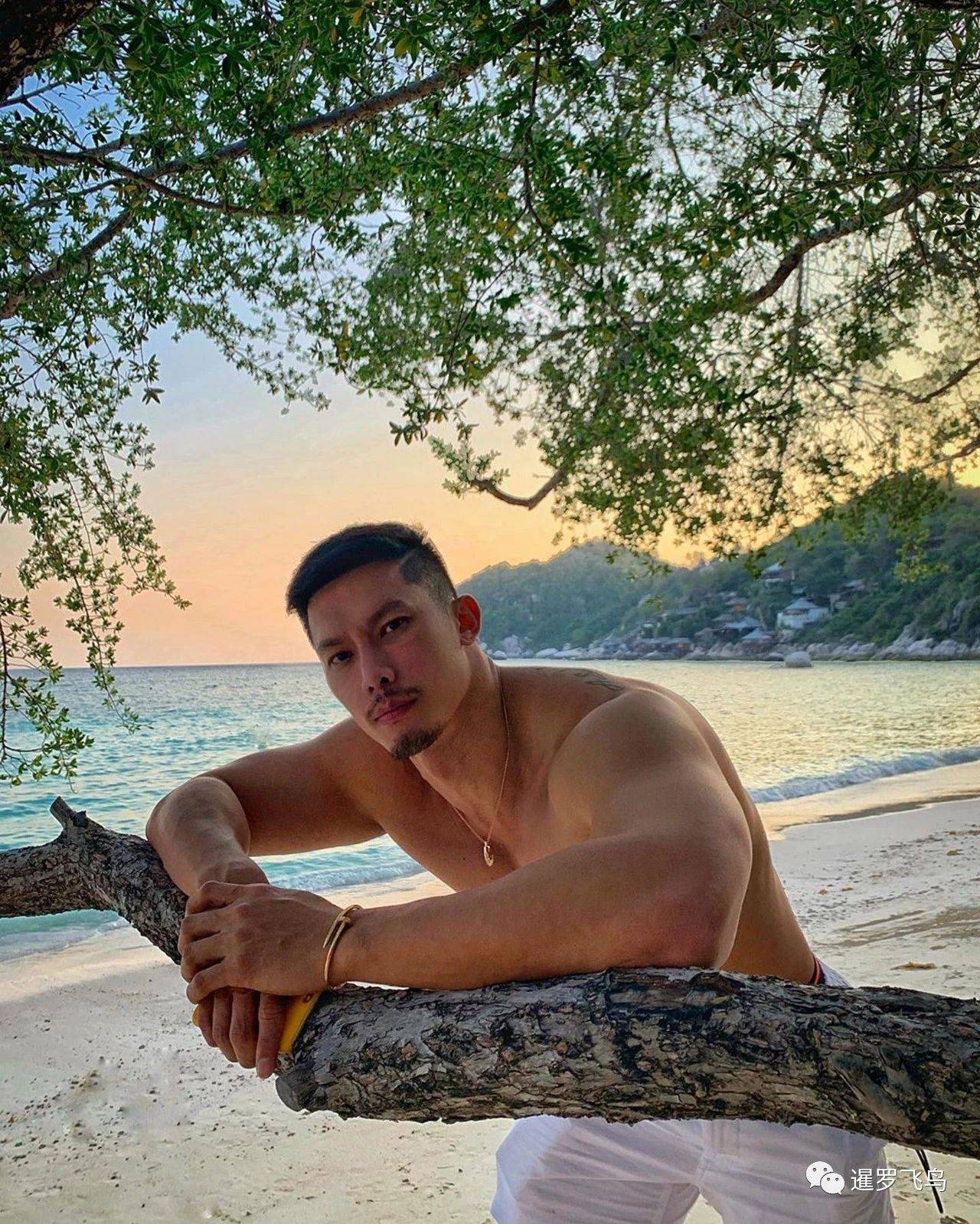 泰国肌肉和尚网上爆红!集齐冰块肌人鱼线青筋膊,真实身份曝光_jeans