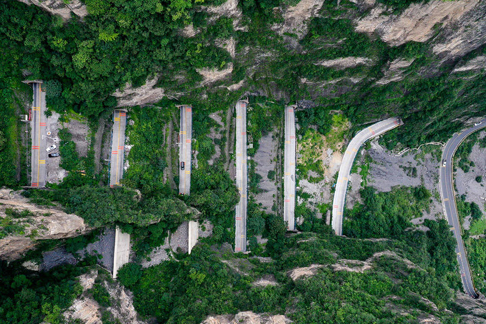 河南省焦作市修武县云台山景区,航拍中国著名奇迹公路叠彩洞,道路如