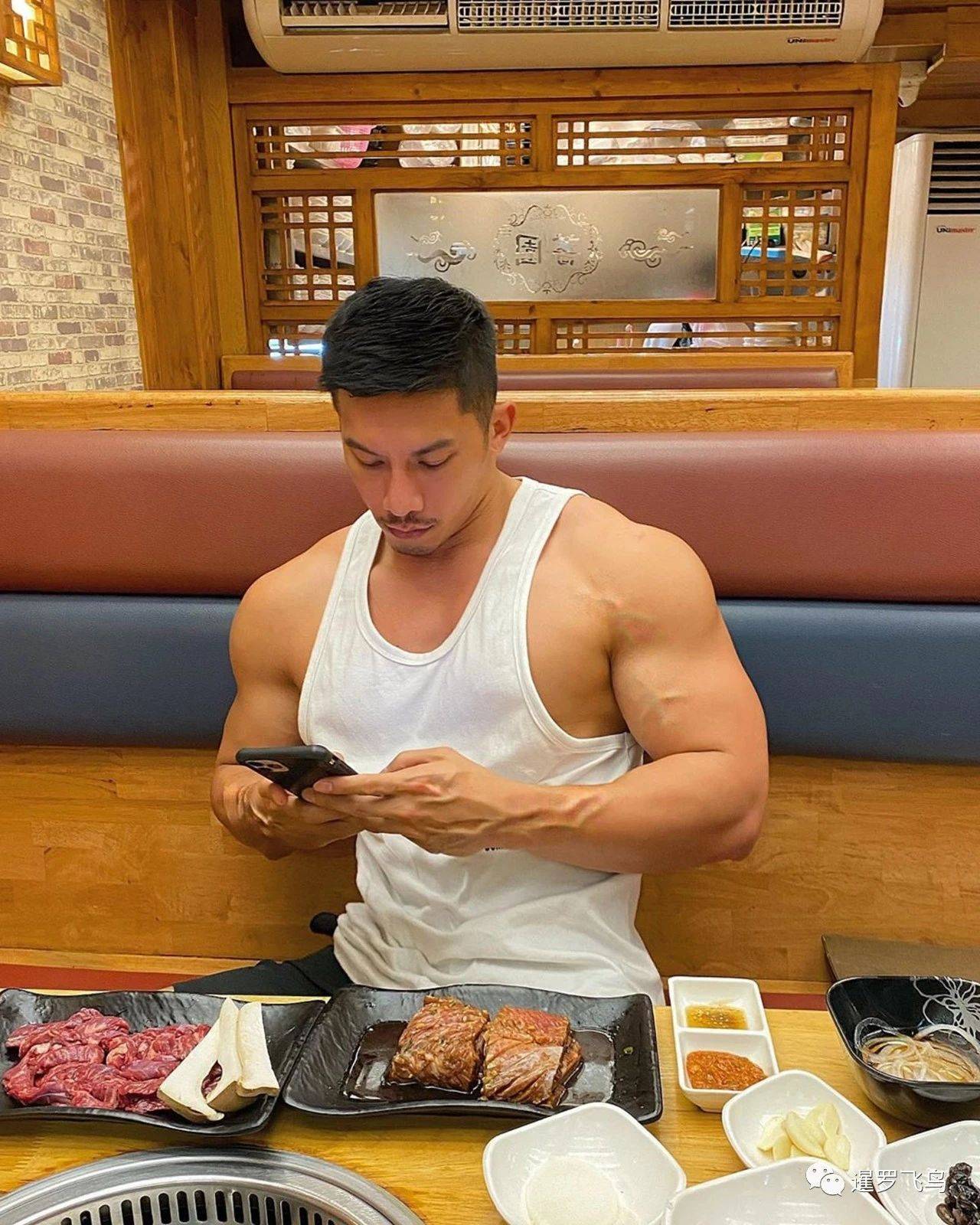 泰国肌肉和尚网上爆红!集齐冰块肌人鱼线青筋膊,真实身份曝光