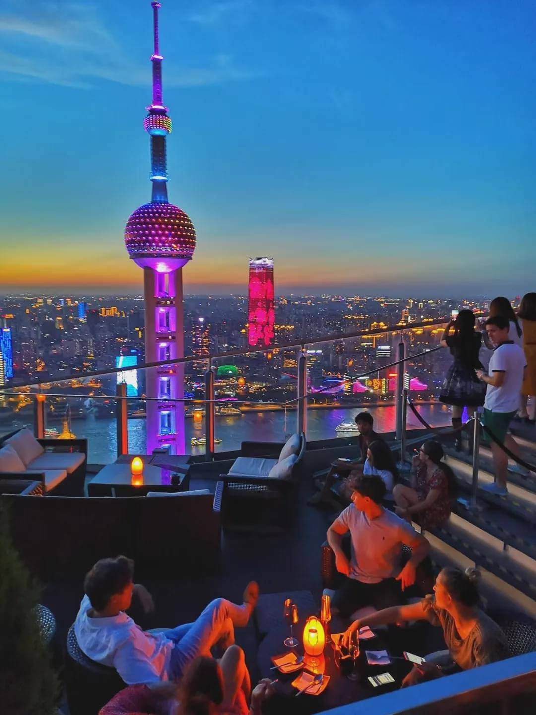 作为上海最高的露台酒吧,你可以在浦东丽思卡尔顿酒店58楼的flair