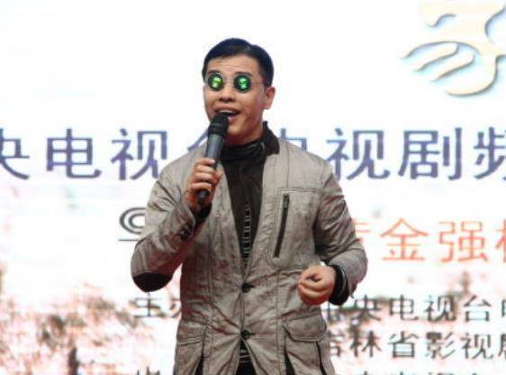 咱们现在所熟悉的搞笑"赵四"是刘小光,但其实一开始这个角色是关小平