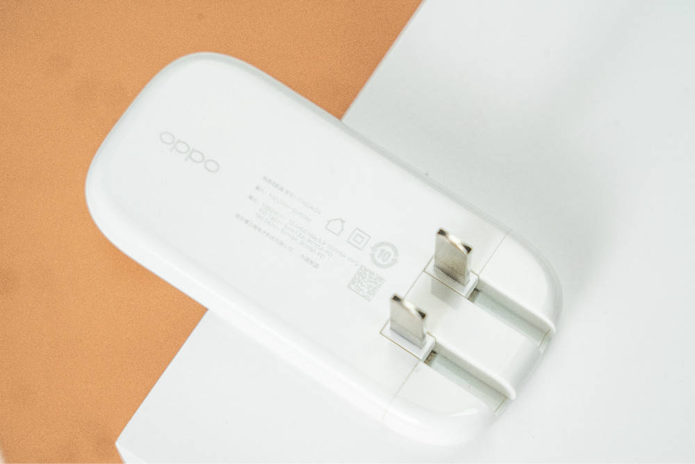 原創【秀科技】oppo 50w超閃充電器圖賞:超薄如餅乾,口袋裡的緊急充電