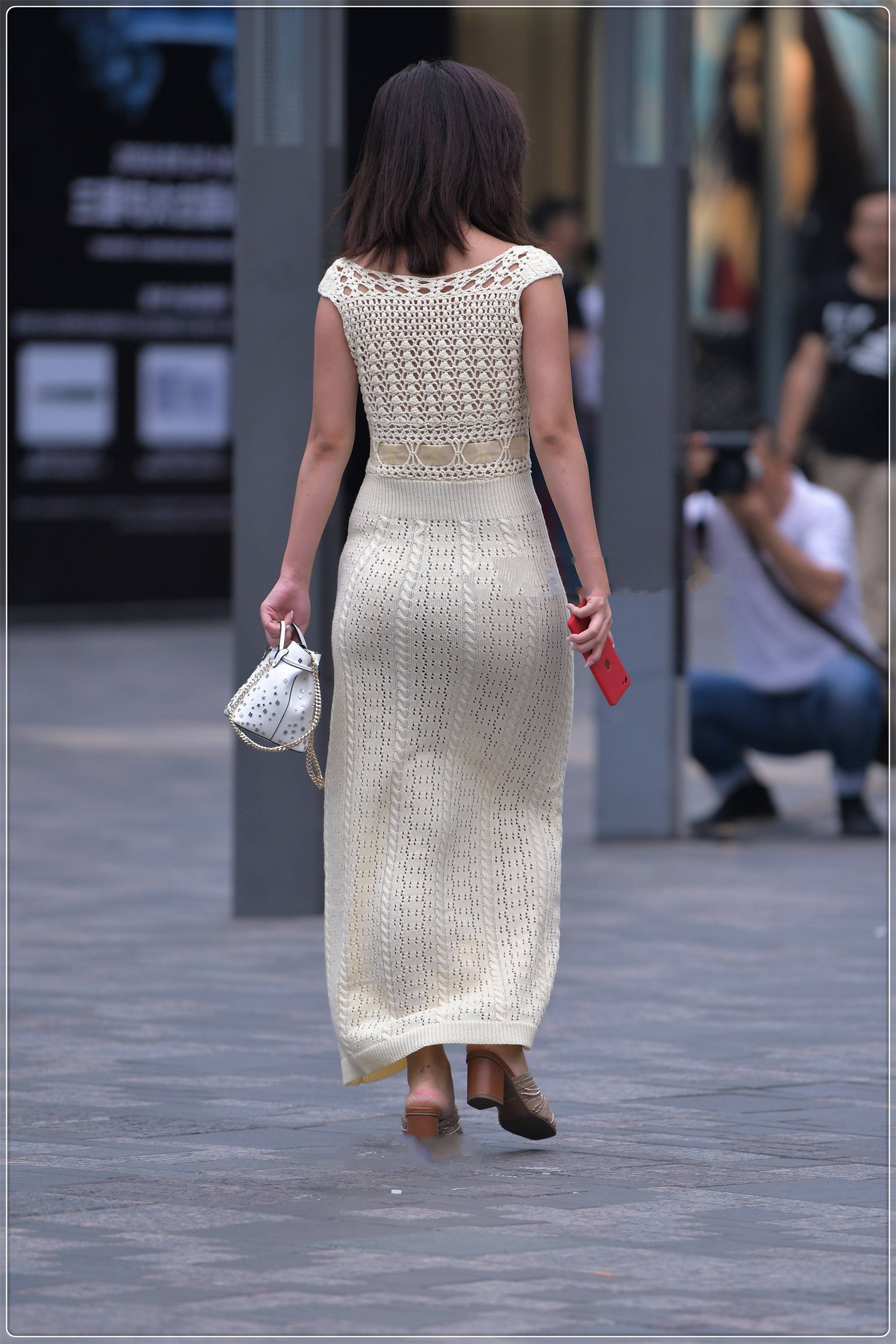 明黄色镂空长裙,温婉大气,文艺范十足