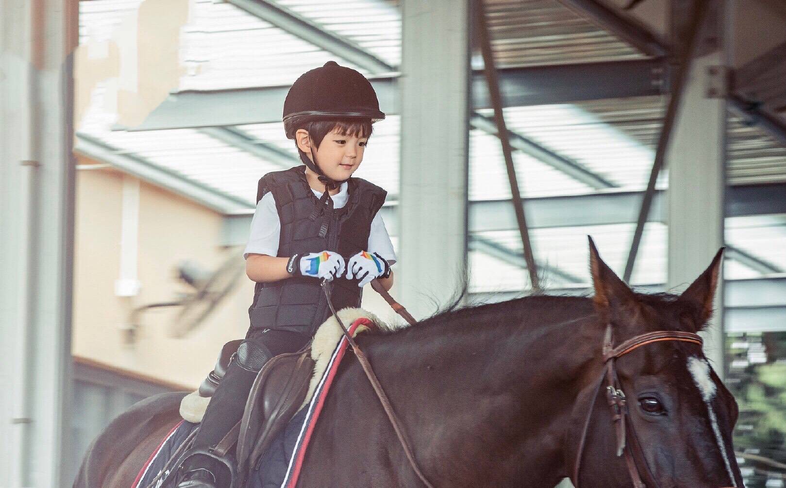 6岁陈天雨演技在线,剧中许子言可爱呆萌,剧外文艺有范_造型