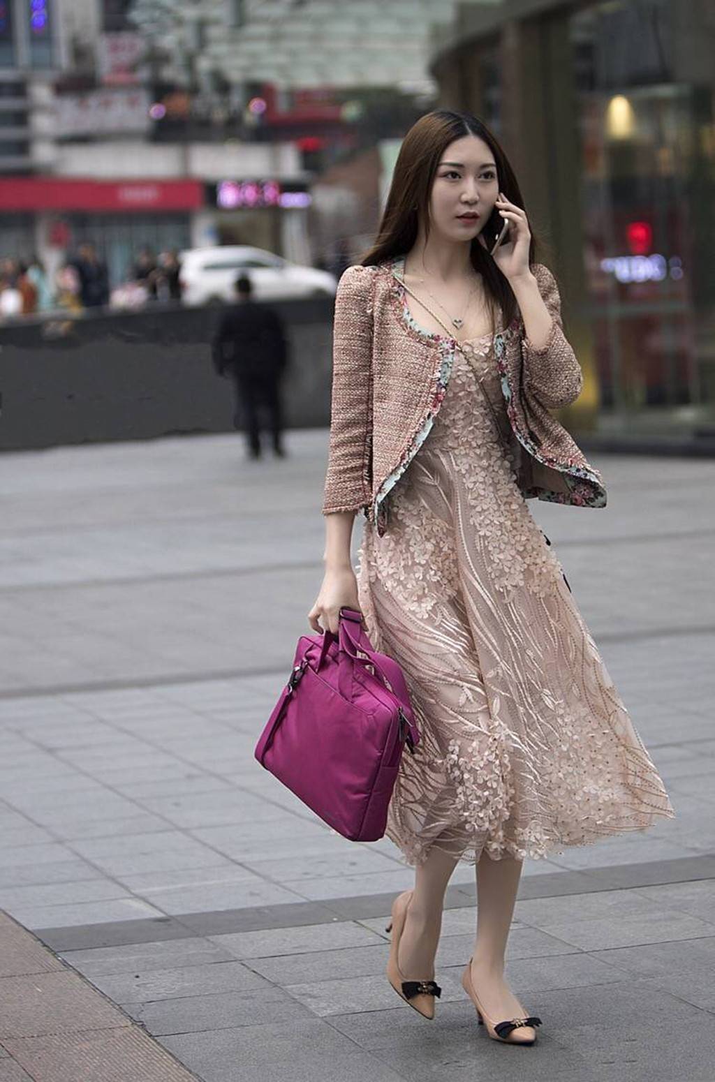 美女街拍夏天追求清凉舒适一条连衣长裙足够了显身材还耐看