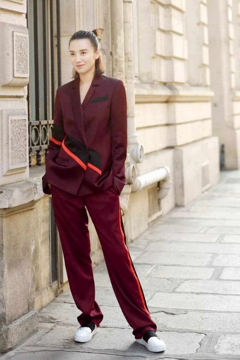 原创40岁依然是绽放的繁花!宋佳早秋穿搭,碎花长裙优雅又时尚