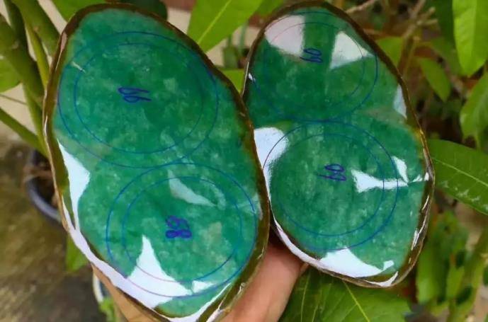 原创让你的视觉放松一下一一清新的苹果绿翡翠原石