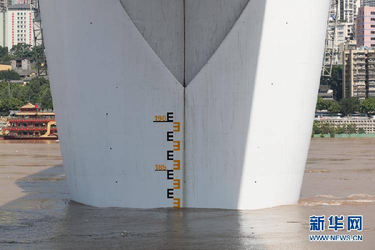 长江嘉陵江洪水通过重庆主城,图为27日上午东水门大桥上的水位线已