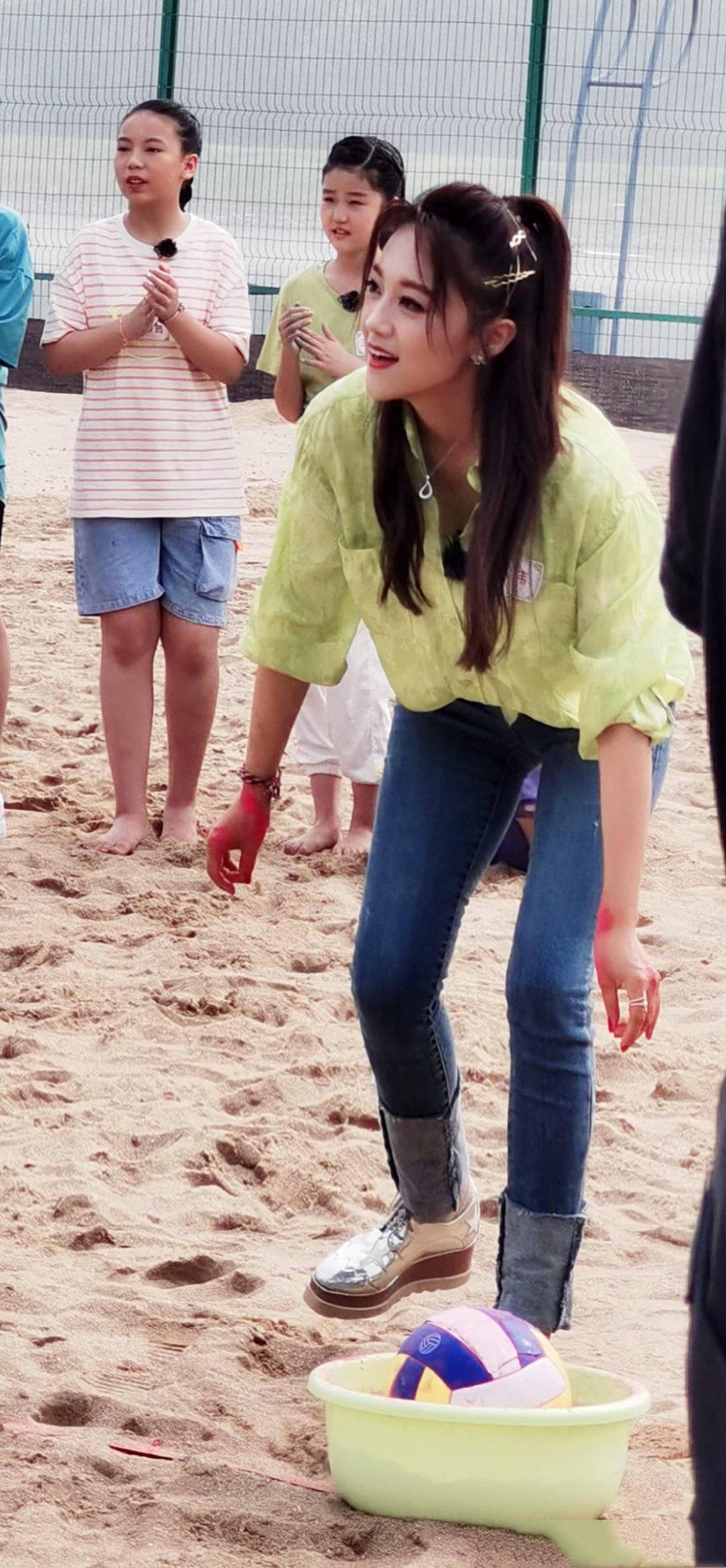 原创王小玮衣品在线,穿白色上衣搭配半身裙,穿上色短靴,优雅大气