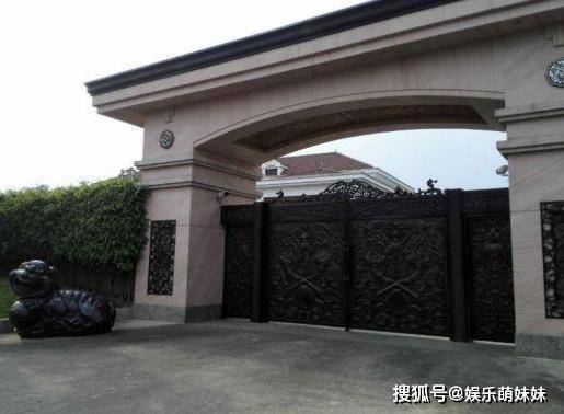 曹德旺的别墅区奢华霸气,而且院落围墙都是绿色,墙壁上面爬满了绿植