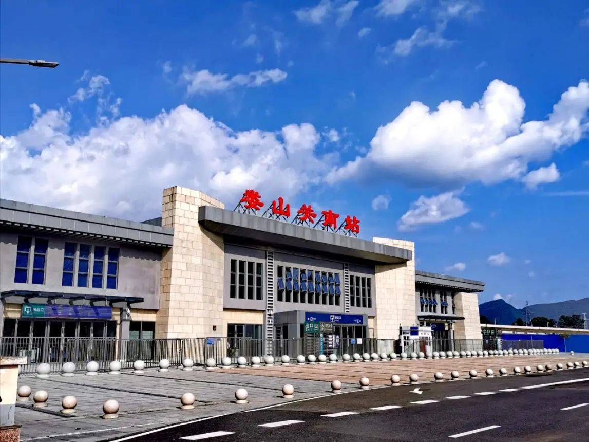 大暑已过,天气依然炎热不已,忽然很想前往距离重庆仅一个小时的娄山