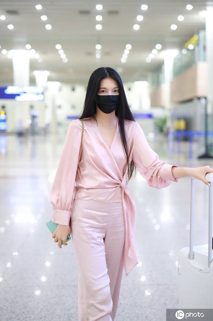 李熙凝粉色裹身上衣 缎面阔腿裤 运动鞋粉嫩可爱