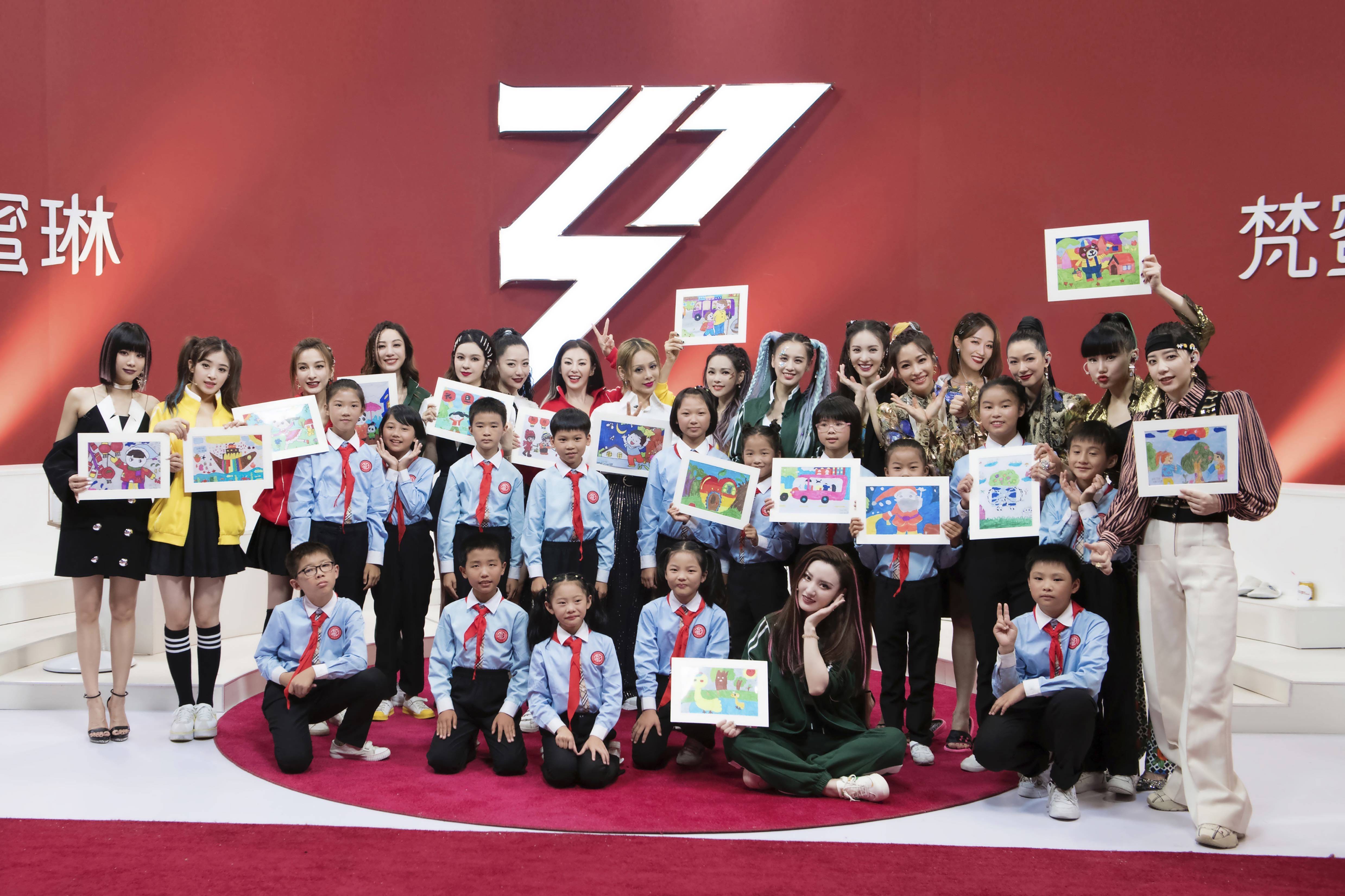 "最美声音"留守儿童合唱团唱响《姐姐》舞台