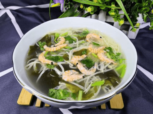 精选美食:芹菜炒肉末,雪菜豆皮,虾皮海带汤,枣仁粉小米粥的做法