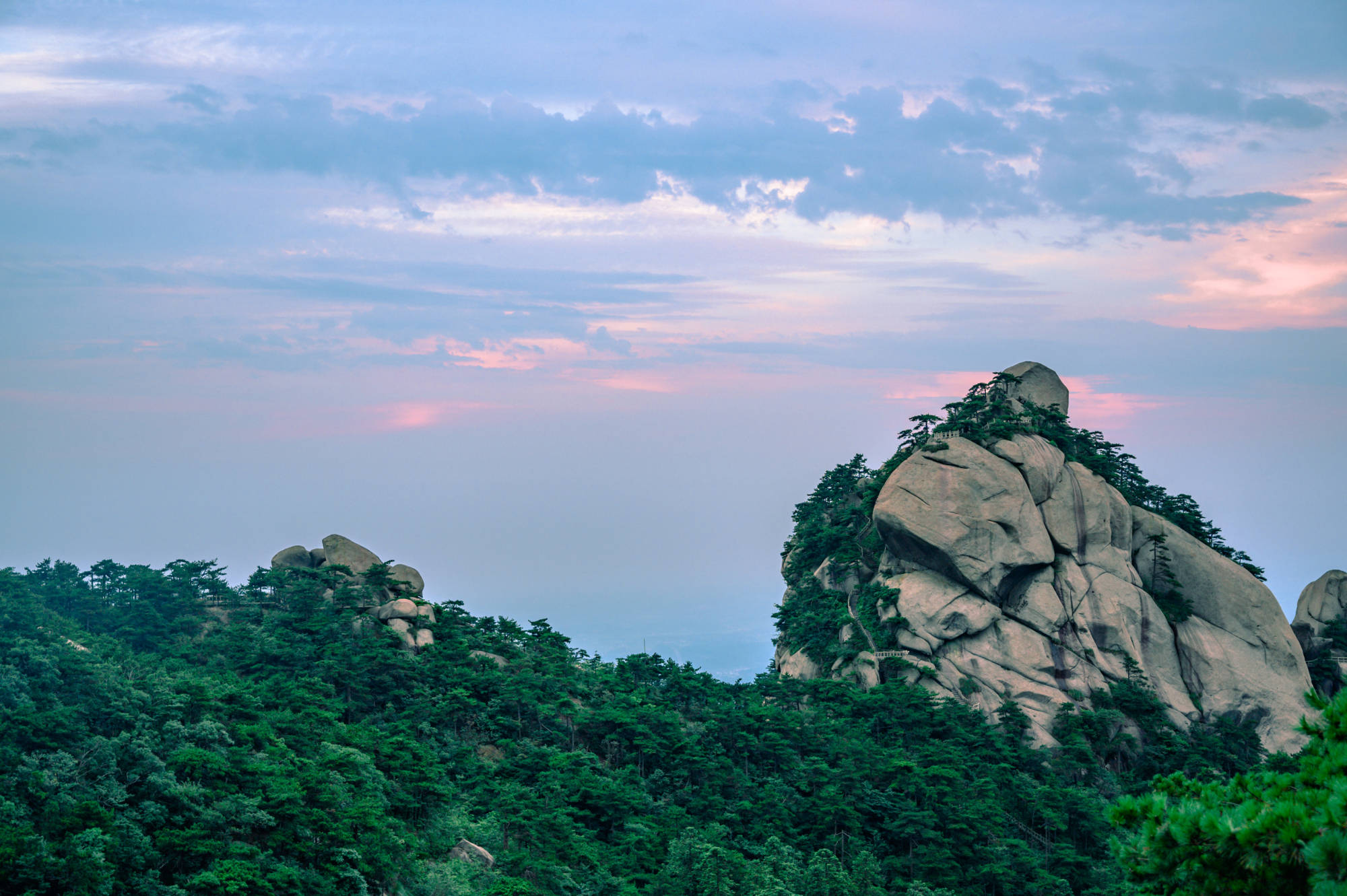 它是"安徽三大名山"之一,景色与黄山相媲美,知道的游客却不多