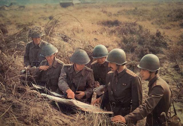 国家人民军总司令霍夫曼将军,下达了最后一道命令,解散东德人民军