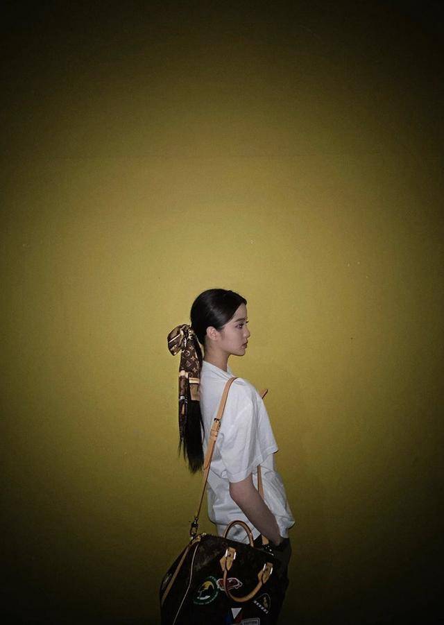 欧阳娜娜真是小富婆用lv的丝巾扎头发这00后太豪横了吧