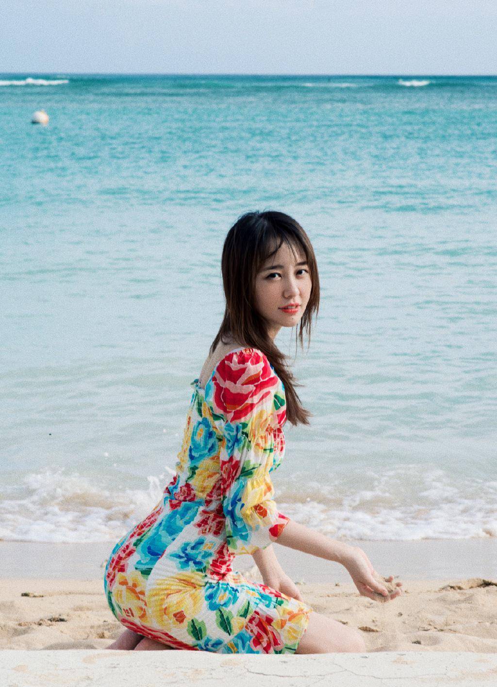 原创《新还珠格格》中她演海陆丫鬟,今穿牡丹印花裙,侧面曲线太迷人