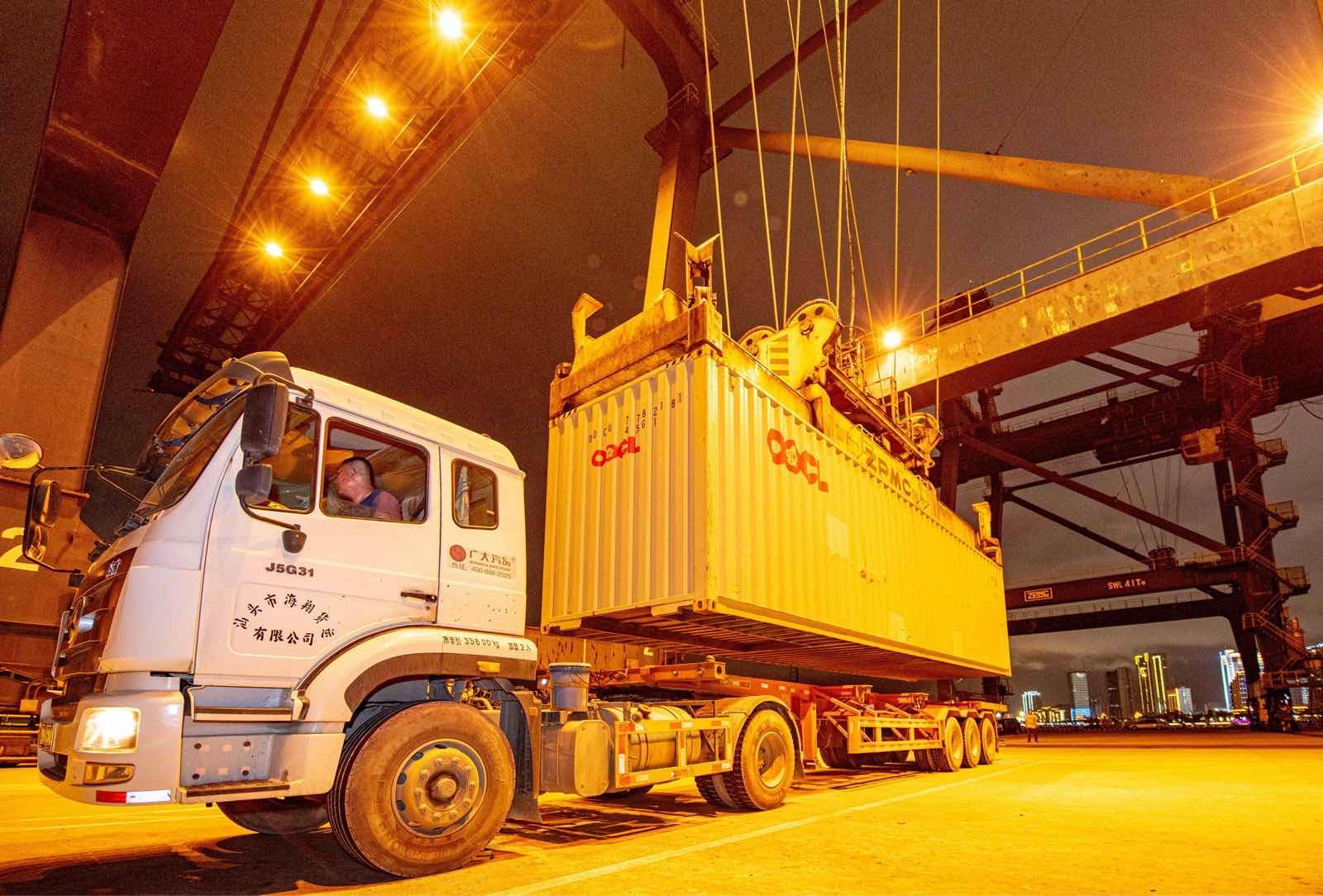 汕头海关首批出口"抵港直装"货物顺利装船