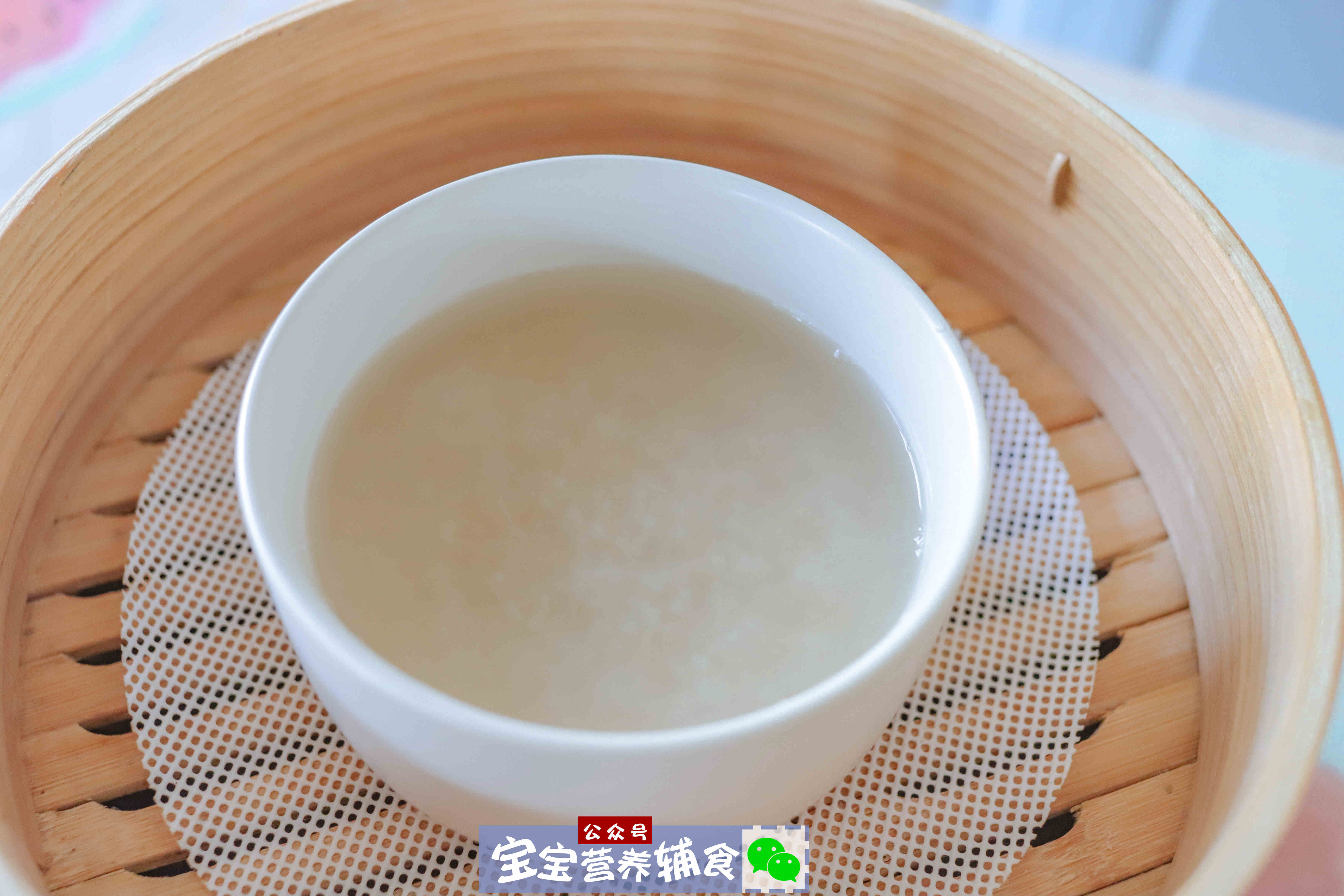 加入适量清水,放入蒸锅蒸20-30分钟,煮成胚芽米饭.