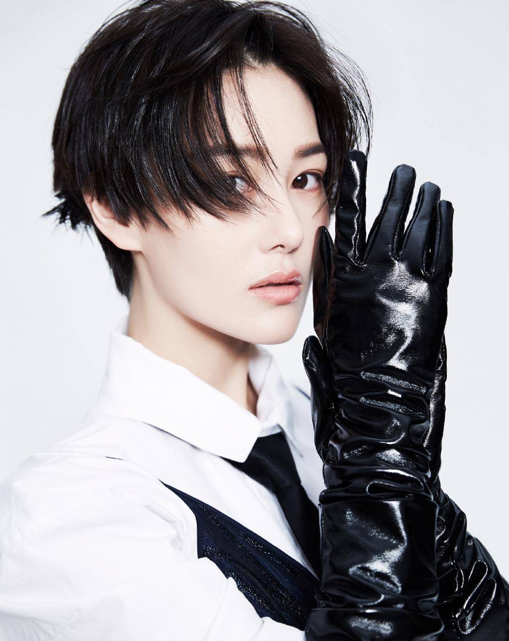 原创张馨予婚后也是很高调,穿露背西装配露趾长筒靴,台上热舞好霸气