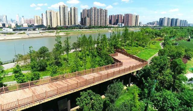 项目直面浏阳河及圭塘河,是"双河湾心"位置一线河景房,水韵灵动,生态