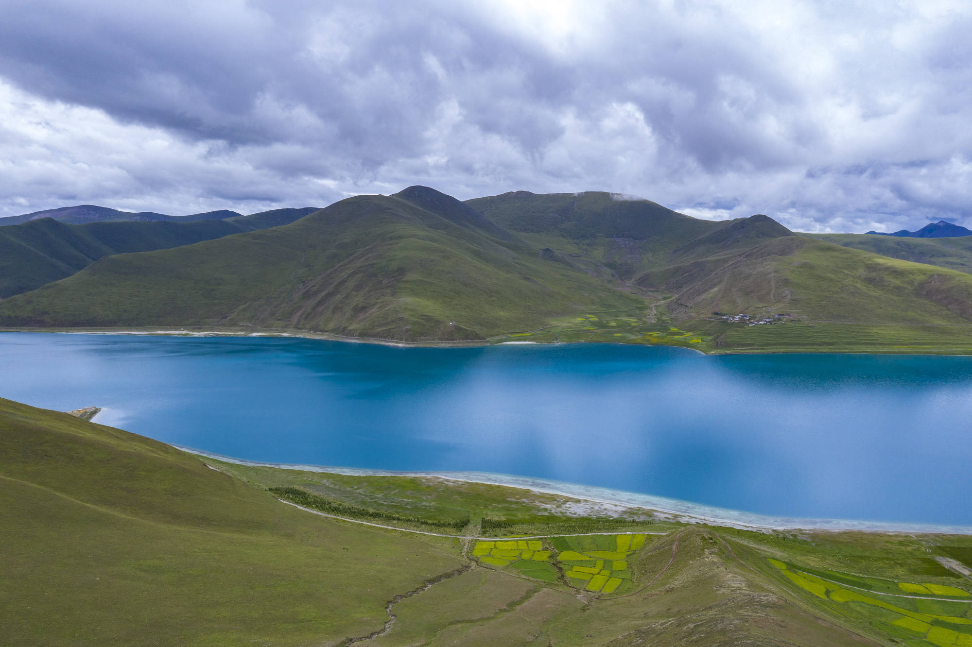 西藏三大圣湖之一羊卓雍错碧波如镜水草丰美的天上仙境