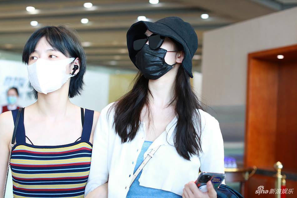 赵粤穿条纹背心夏日气息满满 张艺凡穿短裙美腿吸睛