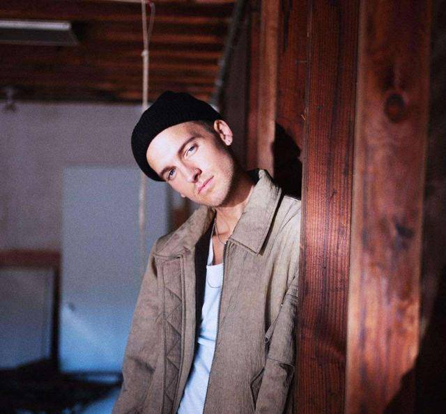 而gavin haley是美国创作型流行男歌手,这首the way i am是 gavin