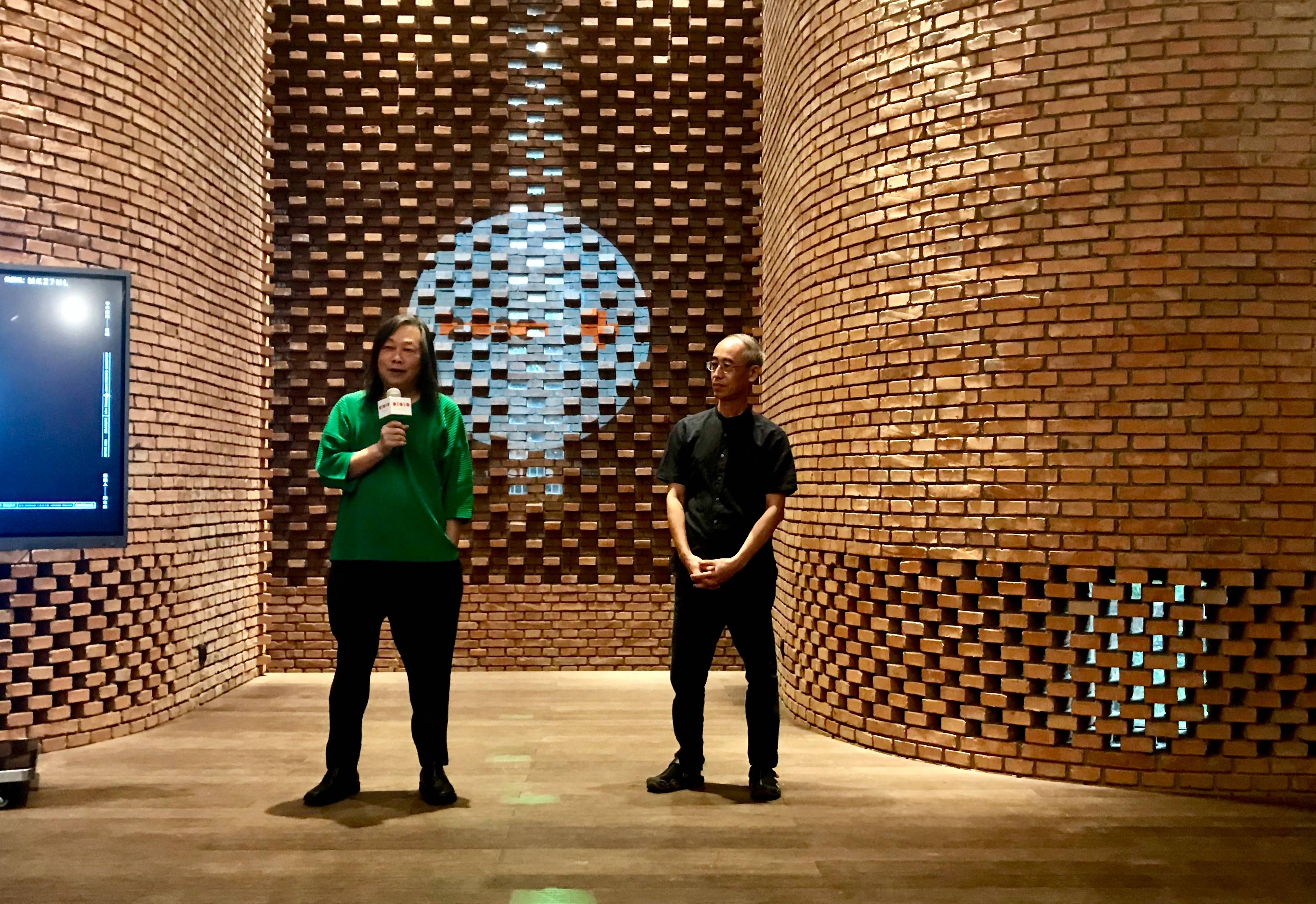 红砖美术馆馆长闫士杰与已故艺术家黄永砯的家人黄永磐先生在黄永砯